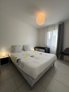 un dormitorio con una cama grande en una habitación en Gîte neuf, à 12mn du Futuroscope, à la campagne-Le Coquelicot, en Saint-Léger