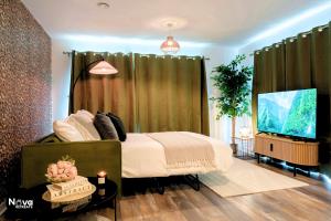 TV a/nebo společenská místnost v ubytování The Lexington Luxe - Central Birmingham Luxury Apartment with Free Parking, Workspace & Superfast WiFi near O2 Arena, Mailbox & Edgbaston Stadium + 32 fotografií