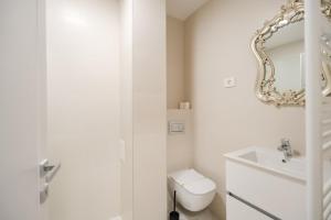 Ένα μπάνιο στο The Velvet by Blvd 44B5 - Premium City Retreat with Parking