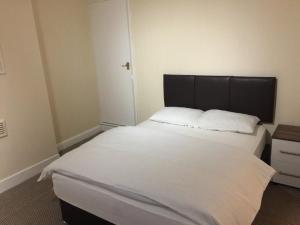 Postel nebo postele na pokoji v ubytování Luxury Coventry Room + 2 fotografie