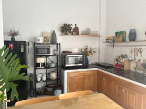une cuisine avec deux micro-ondes et un réfrigérateur dans l'établissement Nhà mình Homestay, à Ấp Thanh Sơn (1)