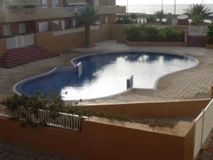 une piscine sur le toit d'un bâtiment dans l'établissement Residencial la Gomera, à Puertito de Güímar