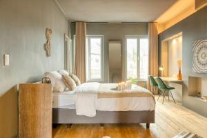 Postel nebo postele na pokoji v ubytování Spacious & Luminous Gem in Historic Ghent Building