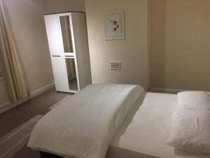 a bedroom with a large white bed and a door at Luxury Room in Leciester - Duncan3 in Aylestone