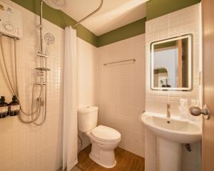un baño con inodoro y lavabo en Hotel PaPa Ratchada-Huai Khwang, en Bangkok