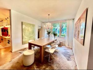 a dining room with a wooden table and chairs at Charmante Suite im Untergeschoss in Düsseldorf