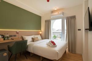 een hotelkamer met een bed en een raam bij Hotel PaPa Ratchada-Huai Khwang in Bangkok