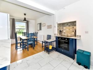 ReynoldstonにあるBrynviewのテーブルと椅子のあるキッチンとダイニングルーム