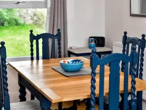 ReynoldstonにあるBrynviewのダイニングルーム(青いボウル付きテーブル付)