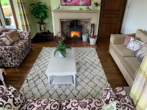 een woonkamer met een open haard en een witte salontafel bij Eversfield in Goathland