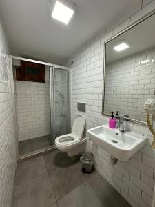 Et badeværelse på Linden Houses + 54 billeder