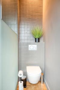 Koupelna v ubytování Spacious & Luminous Gem in Historic Ghent Building + 15 fotografií