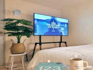 Postel nebo postele na pokoji v ubytování Gangnam serviced Apartments #cozy#Airporttransport#Sights#Tourist Spot 7minutes ,사당역 블루하우스 도보 1분