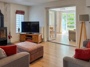 ein Wohnzimmer mit Flachbildfernseher und Couch in der Unterkunft Townend Cottage in Aikton