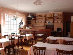 Restaurace v ubytování Apartments and rooms with a swimming pool Kampor, Rab - 12773