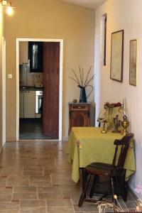 a dining room with a table and a kitchen at Studio Pisak 1070b in Mimice