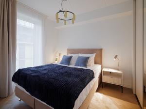 Postel nebo postele na pokoji v ubytování Kotzebue Stay - Kalamaja Luxury - Bold & Refined