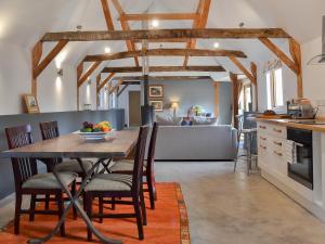 eine Küche und ein Esszimmer mit Tisch und Stühlen in der Unterkunft Chiddock Cottage - Ukc2540 in Fordingbridge
