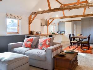 ein Wohnzimmer mit Sofa und Tisch in der Unterkunft Chiddock Cottage - Ukc2540 in Fordingbridge