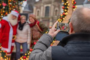 Un hombre sacando una foto de gente delante de un árbol de Navidad en DoubleTree by Hilton Sittard, en Sittard 94 fotos más