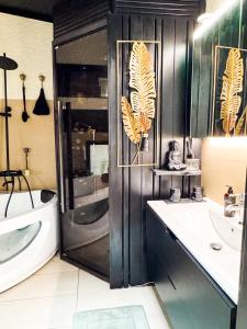 Un baño con dos lavabos y una ducha. en Skatta Secret Penthouse, en Helsinki 28 fotos más