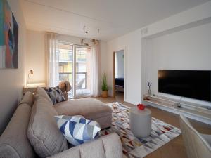 TV a/nebo společenská místnost v ubytování Kotzebue Stay - Kalamaja Luxury - Bold & Refined