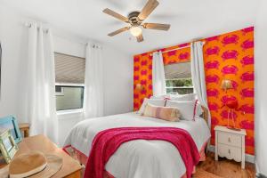 Ένα ή περισσότερα κρεβάτια σε δωμάτιο στο 702 Young Street