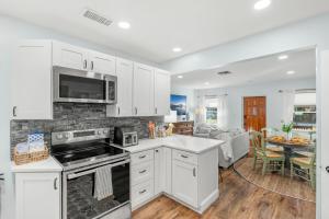 Η κουζίνα ή μικρή κουζίνα στο 702 Young Street