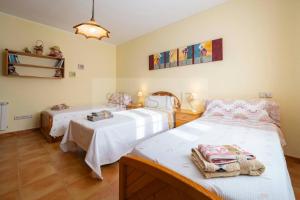 two twin beds in a room with at Casa Sildavia By Silastur in La Riera +47 photos