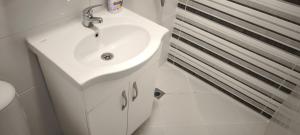 Ένα μπάνιο στο Studio 25 Hristo Stanechev 2- Dental University +14 φωτογραφίες