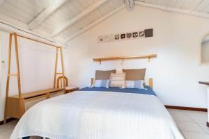 Ένα ή περισσότερα κρεβάτια σε δωμάτιο στο Typical stone house with balcony
