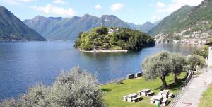 Una vista de un lago con montañas al fondo. en Typical stone house with balcony, en Ossuccio 12 fotos más