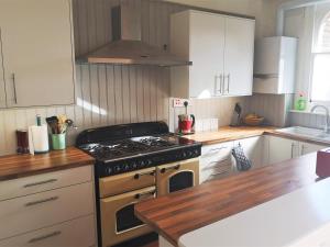 een keuken met een fornuis en een aanrechtblad bij The Camber in Cowes