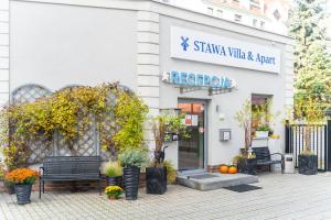 Stawa Villa & Apart في سفينويتشي: متجر به مقاعد ونباتات أمامه +279 صورة