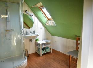 een badkamer met een douche, een wastafel en een dakraam bij Gîtes calmes écologiques in Saint-Symphorien +27 foto's