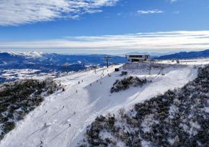 别拉什尼察Hotel Nomad的一群人沿着雪覆盖的山滑雪
