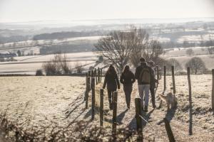 een groep mensen die in een veld lopen met een hond bij DoubleTree by Hilton Sittard in Sittard