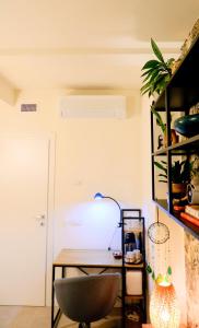 Zimmer mit einem Tisch, einem Stuhl und einem Regal in der Unterkunft Casa di Alessio in Mailand + 4 Fotos