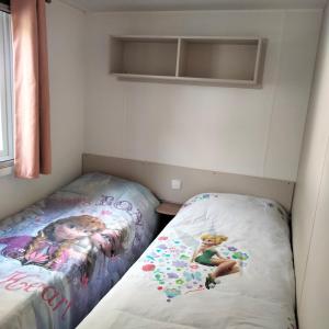 Postel nebo postele na pokoji v ubytování Mobil home Camping Siblu La Réserve 4 étoiles