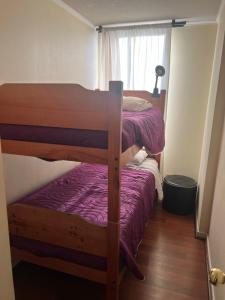 dwa łóżka piętrowe w pokoju z oknem w obiekcie Gutti Alojamientos w mieście El Cerrillo