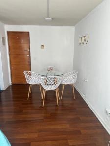 jadalnia ze stołem i dwoma krzesłami w obiekcie Gutti Alojamientos w mieście El Cerrillo