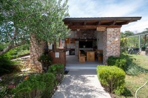 Το κτήριο όπου στεγάζεται  η παραθεριστική κατοικία