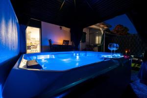 Una bañera azul con una copa de vino en Holiday house with a parking space Dugi Rat, Omis - 23046, en Dugi Rat