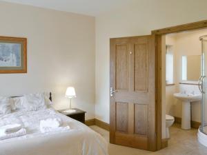 ein Schlafzimmer mit einem Bett, einem Waschbecken und einem WC in der Unterkunft Alby Bungalow in Wetheral