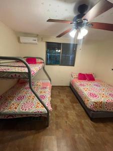 Postel nebo postele na pokoji v ubytování Casa con pisicina Coronado