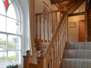 アイガースにあるThe Old Chapelの大きな窓のある家の階段
