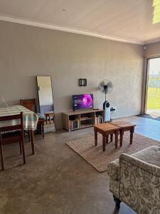 Μια τηλεόραση ή/και κέντρο ψυχαγωγίας στο Gigi Lifestyle Cottage