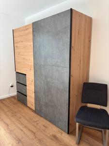 een schuifdeur met een stoel in een kamer bij Haus Elisabeth in Sankt Martin bei Lofer +19 foto's