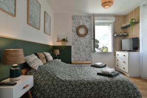 En eller flere senge i et værelse på Ty Kastine - Charmante maison pour 10