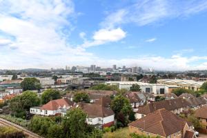 uitzicht op een stad met huizen en gebouwen bij Stylish Flat-Leisure Pool & Gym in Londen